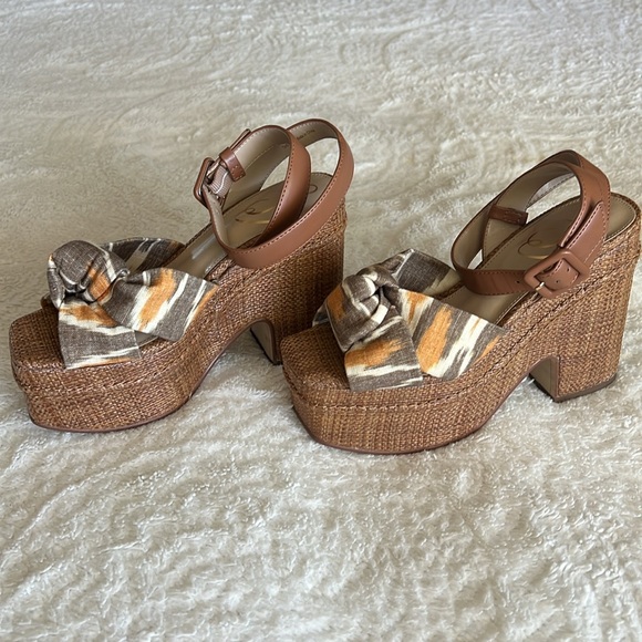 TAN WEDGES - Picture 1 of 4